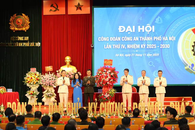 Đại tá Nguyễn Ngọc Quyền, Phó Bí thư Đảng ủy, Phó Giám đốc CATP tặng hoa chúc mừng Đại hội