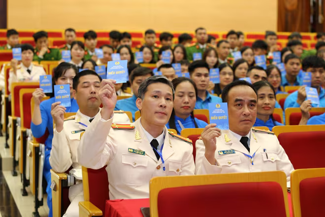 Các đại biểu thể hiện ý chí tại Đại hội