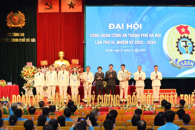 Thượng tá Công Thanh Thảo và Đại tá Nguyễn Ngọc Quyền tặng hoa chúc mừng các đồng chí được chỉ định tham gia Ban Công đoàn CATP