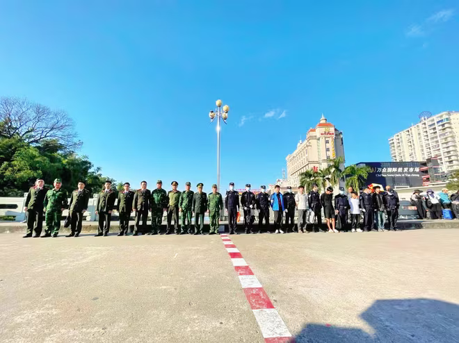 Phòng Quản lý xuất nhập cảnh CATP bàn giao 5 đối tượng cho cơ quan chức năng Trung Quốc