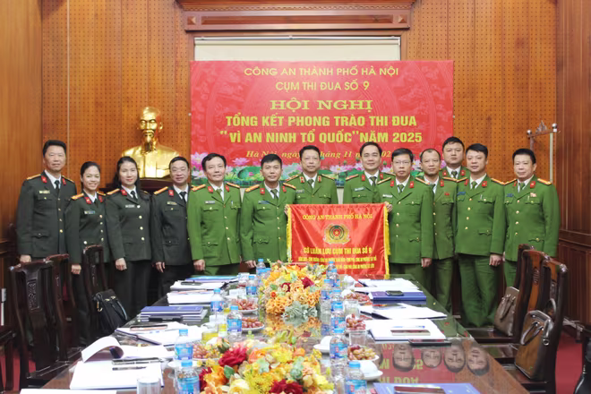 Các đại biểu dự hội nghị chụp ảnh lưu niệm