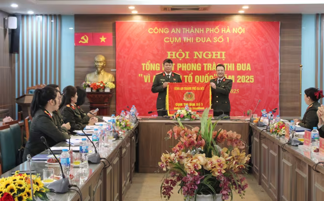 Bàn giao cờ đơn vị Cụm trưởng Cụm thi đua số 1 - CATP Hà Nội