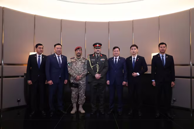 Đoàn công tác của Bộ Tư lệnh Cảnh vệ chụp ảnh lưu niệm cùng đại diện lực lượng An ninh Kuwait