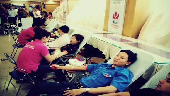 Ngay trong ngày đầu Trung tâm huyết học đã nhận được 320 đơn vị máu được hiến Ngay trong ngày đầu Trung tâm huyết học đã nhận được 320 đơn vị máu được hiến