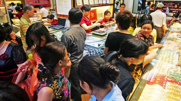 Giá vàng “bốc hơi” thêm hơn 2 triệu đồng/lượng ảnh 1 Giá vàng “bốc hơi” thêm hơn 2 triệu đồng/lượng ảnh 1