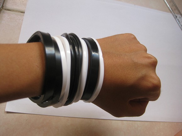 Hiếp dâm bé lớp 3 trong nhà vệ sinh xong còn tặng vòng cao su ảnh 2 Hiếp dâm bé lớp 3 trong nhà vệ sinh xong còn tặng vòng cao su ảnh 2
