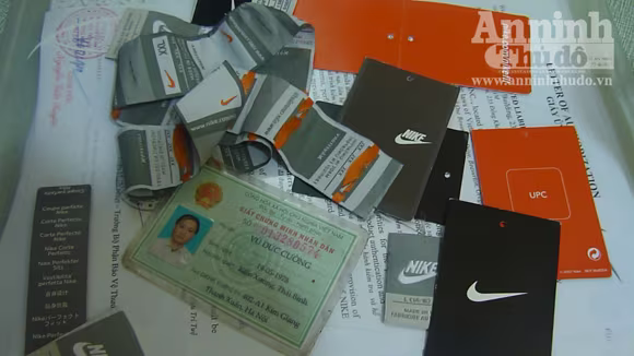 Phát hiện cơ sở có dấu hiệu làm nhái quần áo thể thao ảnh 2 Phát hiện cơ sở có dấu hiệu làm nhái quần áo thể thao ảnh 2