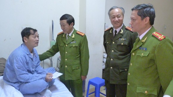 Cụm thi đua số 2 thăm, tặng quà Trung tá CSGT bị thương khi làm nhiệm vụ ảnh 1 Cụm thi đua số 2 thăm, tặng quà Trung tá CSGT bị thương khi làm nhiệm vụ ảnh 1
