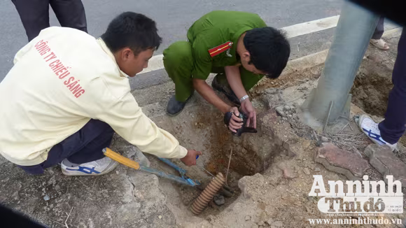 Nổ súng, rượt đuổi ôtô như phim trên Đại lộ Thăng Long ảnh 3 Nổ súng, rượt đuổi ôtô như phim trên Đại lộ Thăng Long ảnh 3