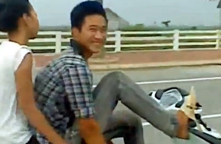 Lái xe máy bằng chân bị phạt hơn 6 triệu đồng ảnh 1 Lái xe máy bằng chân bị phạt hơn 6 triệu đồng ảnh 1