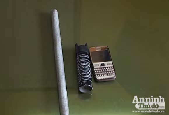 Xịt hơi cay vào mặt nhân viên bán hàng, cướp điện thoại ảnh 2 Xịt hơi cay vào mặt nhân viên bán hàng, cướp điện thoại ảnh 2