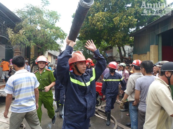 Cuộc chiến với "bà hỏa" trong vụ cháy xưởng sơn ảnh 6 Cuộc chiến với "bà hỏa" trong vụ cháy xưởng sơn ảnh 6