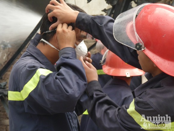 Cuộc chiến với "bà hỏa" trong vụ cháy xưởng sơn ảnh 11 Cuộc chiến với "bà hỏa" trong vụ cháy xưởng sơn ảnh 11