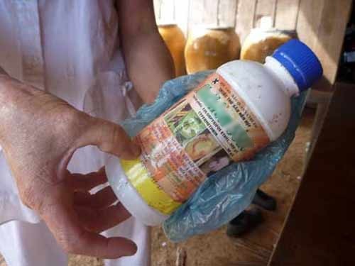 Mâu thuẫn gia đình, bố ép 3 con nhỏ cùng uống thuốc trừ sâu ảnh 1 Mâu thuẫn gia đình, bố ép 3 con nhỏ cùng uống thuốc trừ sâu ảnh 1