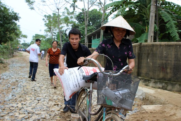 Báo ANTĐ chia sẻ khó khăn với bà con nơi “rốn lũ” ảnh 4 Báo ANTĐ chia sẻ khó khăn với bà con nơi “rốn lũ” ảnh 4