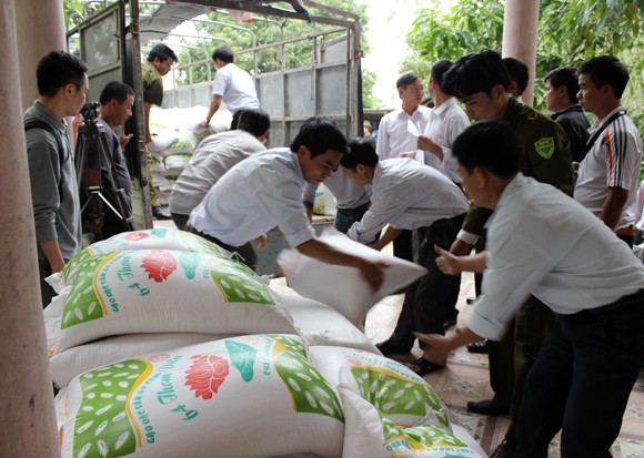Báo ANTĐ chia sẻ khó khăn với bà con nơi “rốn lũ” ảnh 8 Báo ANTĐ chia sẻ khó khăn với bà con nơi “rốn lũ” ảnh 8