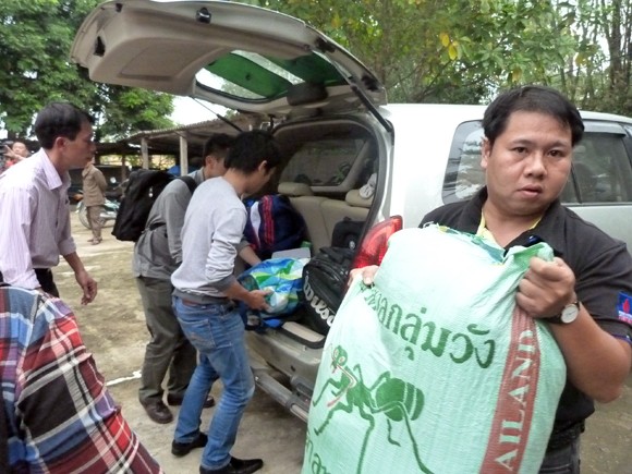 Báo ANTĐ chia sẻ khó khăn với bà con nơi “rốn lũ” ảnh 12 Báo ANTĐ chia sẻ khó khăn với bà con nơi “rốn lũ” ảnh 12