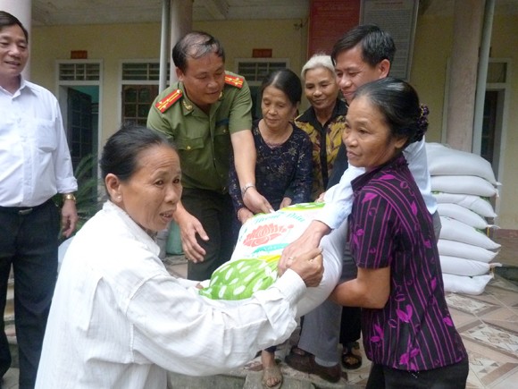 Báo ANTĐ chia sẻ khó khăn với bà con nơi “rốn lũ” ảnh 15 Báo ANTĐ chia sẻ khó khăn với bà con nơi “rốn lũ” ảnh 15