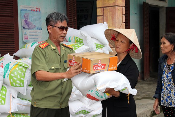 Báo ANTĐ chia sẻ khó khăn với bà con nơi “rốn lũ” ảnh 17 Báo ANTĐ chia sẻ khó khăn với bà con nơi “rốn lũ” ảnh 17