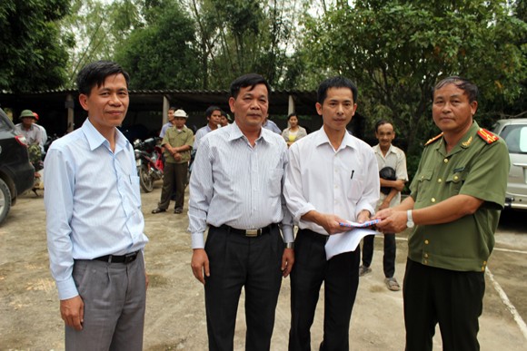 Báo ANTĐ chia sẻ khó khăn với bà con nơi “rốn lũ” ảnh 20 Báo ANTĐ chia sẻ khó khăn với bà con nơi “rốn lũ” ảnh 20
