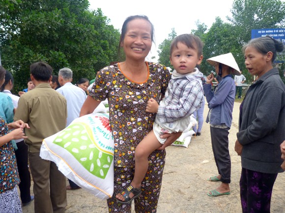 Báo ANTĐ chia sẻ khó khăn với bà con nơi “rốn lũ” ảnh 23 Báo ANTĐ chia sẻ khó khăn với bà con nơi “rốn lũ” ảnh 23