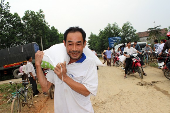Báo ANTĐ chia sẻ khó khăn với bà con nơi “rốn lũ” ảnh 24 Báo ANTĐ chia sẻ khó khăn với bà con nơi “rốn lũ” ảnh 24