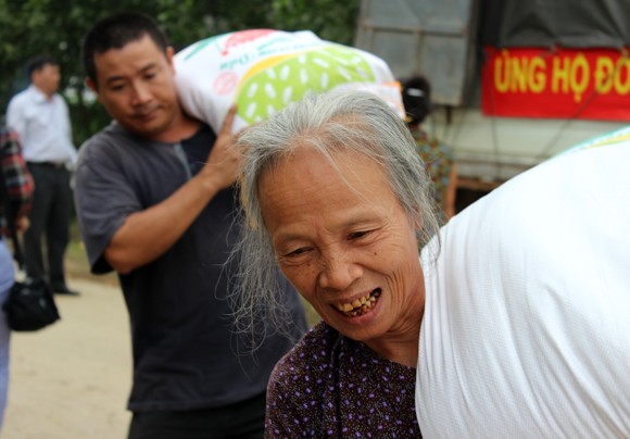 Báo ANTĐ chia sẻ khó khăn với bà con nơi “rốn lũ” ảnh 25 Báo ANTĐ chia sẻ khó khăn với bà con nơi “rốn lũ” ảnh 25