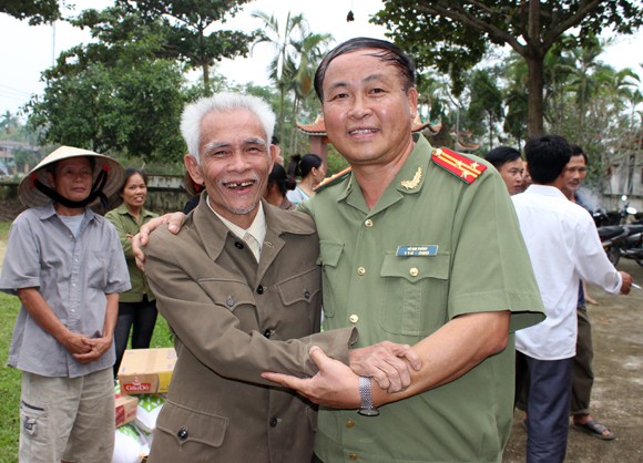 Báo ANTĐ chia sẻ khó khăn với bà con nơi “rốn lũ” ảnh 27 Báo ANTĐ chia sẻ khó khăn với bà con nơi “rốn lũ” ảnh 27