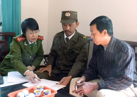 Người dân hào hứng đổi sổ hộ khẩu mới ảnh 3 Người dân hào hứng đổi sổ hộ khẩu mới ảnh 3