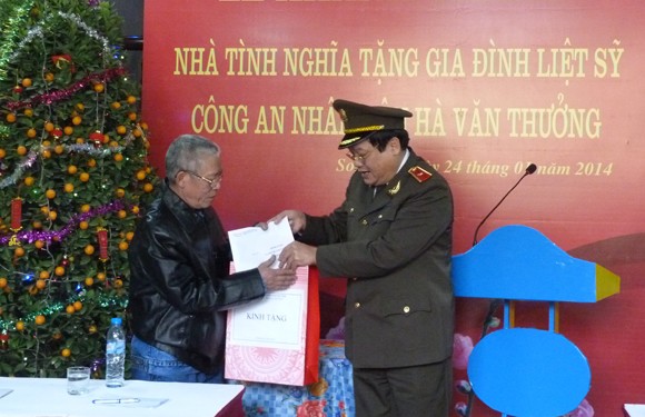 Khánh thành nhà tình nghĩa tặng gia đình liệt sỹ CAND ảnh 3 Khánh thành nhà tình nghĩa tặng gia đình liệt sỹ CAND ảnh 3