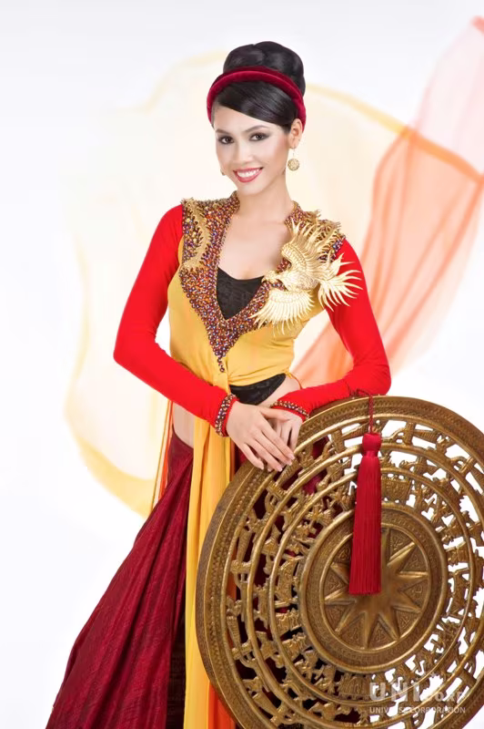 Ngắm Hoàng My "đội"... trống đồng đi thi thế giới! ảnh 4 Ngắm Hoàng My "đội"... trống đồng đi thi thế giới! ảnh 4