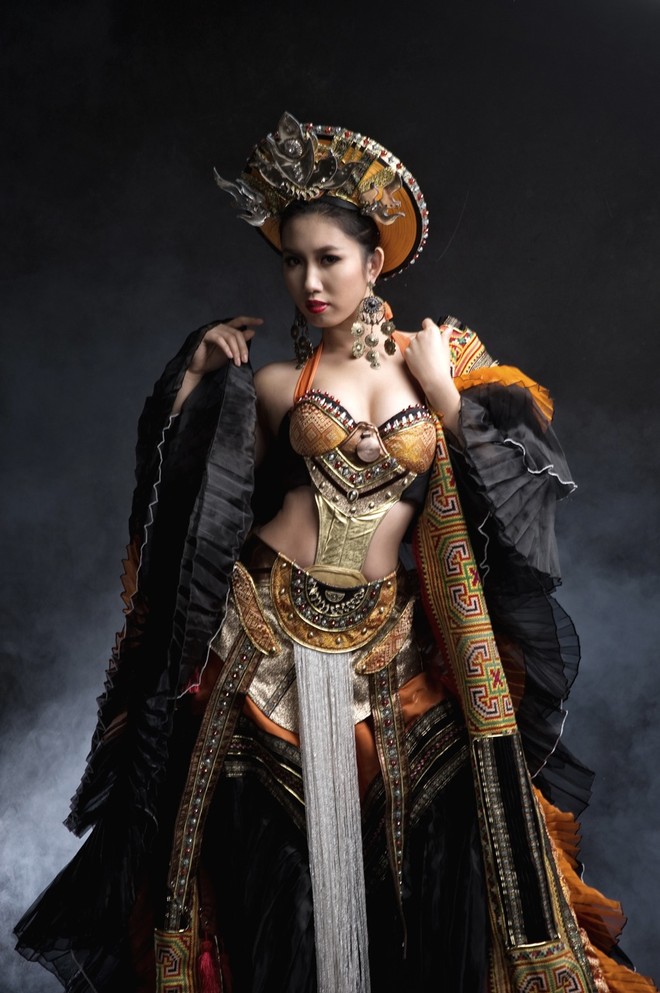 Nhan sắc Việt "khoe" thổ cẩm tại sân chơi quốc tế ảnh 1 Nhan sắc Việt "khoe" thổ cẩm tại sân chơi quốc tế ảnh 1