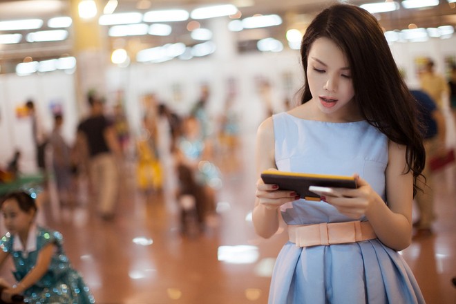 "Đối thủ" của Ngọc Trinh trổ tài làm MC ảnh 2 "Đối thủ" của Ngọc Trinh trổ tài làm MC ảnh 2