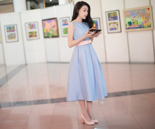 "Đối thủ" của Ngọc Trinh trổ tài làm MC ảnh 3 "Đối thủ" của Ngọc Trinh trổ tài làm MC ảnh 3