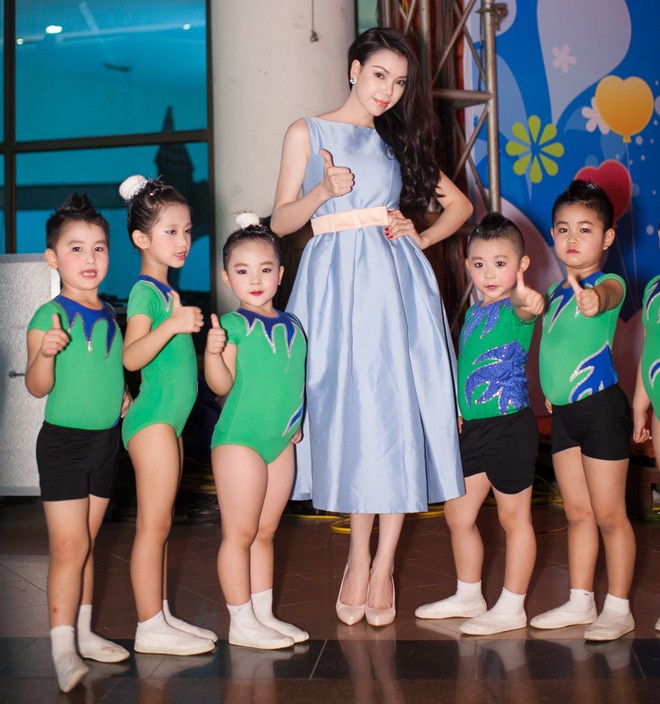 "Đối thủ" của Ngọc Trinh trổ tài làm MC ảnh 5 "Đối thủ" của Ngọc Trinh trổ tài làm MC ảnh 5