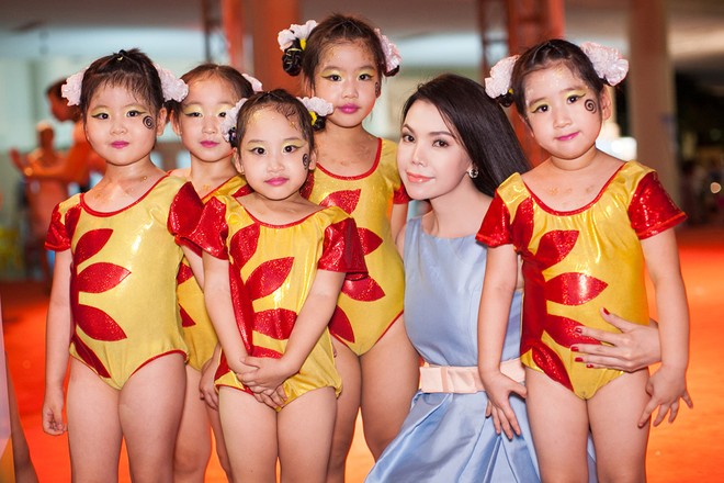 "Đối thủ" của Ngọc Trinh trổ tài làm MC ảnh 7 "Đối thủ" của Ngọc Trinh trổ tài làm MC ảnh 7