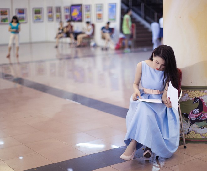 "Đối thủ" của Ngọc Trinh trổ tài làm MC ảnh 1 "Đối thủ" của Ngọc Trinh trổ tài làm MC ảnh 1