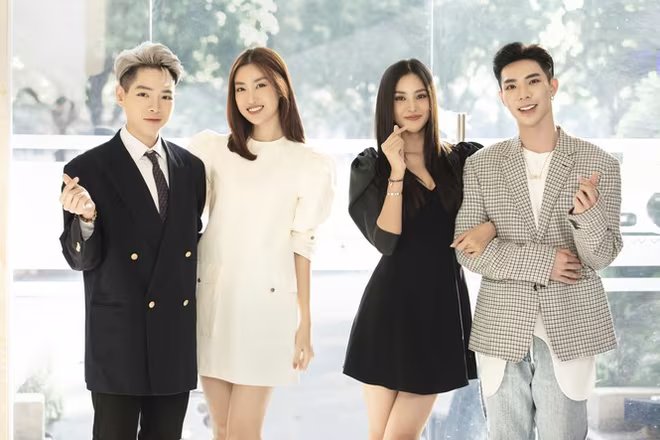 Talkshow còn có sự xuất hiện của nhiều khách mời là nghệ sĩ tên tuổi trong showbiz Việt Talkshow còn có sự xuất hiện của nhiều khách mời là nghệ sĩ tên tuổi trong showbiz Việt