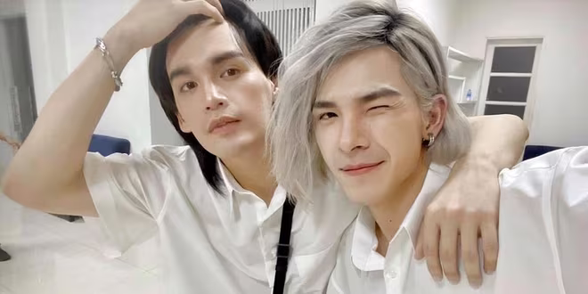 Nguyễn Trần Trung Quân và Denis Đặng là đôi bạn thân thiết ở cả trong nghệ thuật lẫn ngoài cuộc sống Nguyễn Trần Trung Quân và Denis Đặng là đôi bạn thân thiết ở cả trong nghệ thuật lẫn ngoài cuộc sống