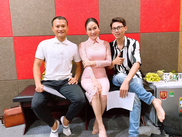 Hoa hậu Tuyết Nga cùng hai cầu thủ đội tuyển bóng đá Việt Nam tại phòng thu MV Hoa hậu Tuyết Nga cùng hai cầu thủ đội tuyển bóng đá Việt Nam tại phòng thu MV