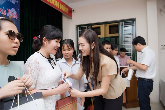 Tường San trao quà Trung Thu cho các em có hoàn cảnh khó khăn Tường San trao quà Trung Thu cho các em có hoàn cảnh khó khăn