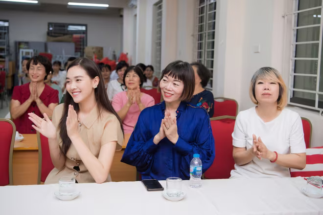 Á hậu Tường San và mẹ (áo xanh) tham gia vào hoạt động ý nghĩa dành cho trẻ em nhân dịp Trung Thu 2020 Á hậu Tường San và mẹ (áo xanh) tham gia vào hoạt động ý nghĩa dành cho trẻ em nhân dịp Trung Thu 2020