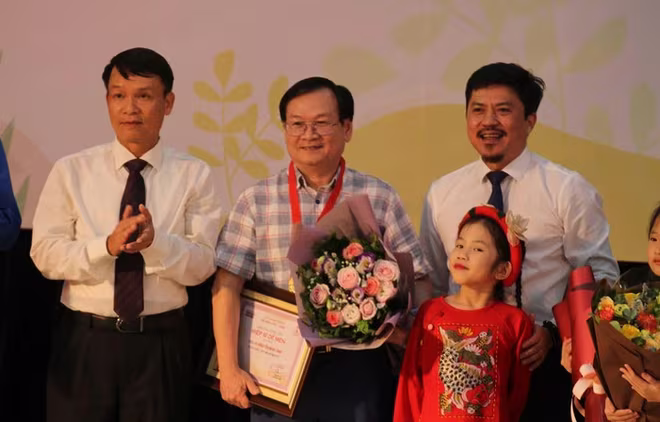 Nhà văn Nguyễn Nhật Ánh nhận giải thưởng Lớn - Hiệp sĩ Dế Mèn 2020 Nhà văn Nguyễn Nhật Ánh nhận giải thưởng Lớn - Hiệp sĩ Dế Mèn 2020