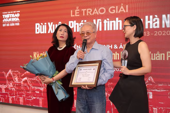 Từ trái qua: chị Anh Thư - vợ nhạc sĩ Phú Quang , nhạc sĩ Phú Ân - anh trai nhạc sĩ Phú Quang và nghệ sĩ Trinh Hương - con gái nhạc sĩ Phú Quang tại lễ trao giải Bùi Xuân Phái - Vì tình yêu Hà Nội. Từ trái qua: chị Anh Thư - vợ nhạc sĩ Phú Quang , nhạc sĩ Phú Ân - anh trai nhạc sĩ Phú Quang và nghệ sĩ Trinh Hương - con gái nhạc sĩ Phú Quang tại lễ trao giải Bùi Xuân Phái - Vì tình yêu Hà Nội.