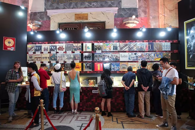 Không gian "bảo tàng ngây thơ" trưng bày các kỷ vật, đồ lưu niệm liên quan đến ban nhạc The Bealtes Không gian "bảo tàng ngây thơ" trưng bày các kỷ vật, đồ lưu niệm liên quan đến ban nhạc The Bealtes