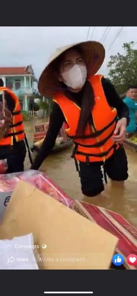 Hình ảnh xúc động khi Thủy Tiên đội mưa bão đến với người dân miền Trung Hình ảnh xúc động khi Thủy Tiên đội mưa bão đến với người dân miền Trung