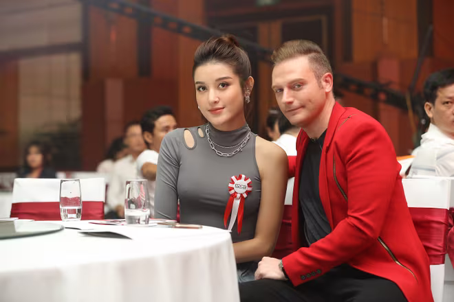 Á hậu Huyền My và Kyo York