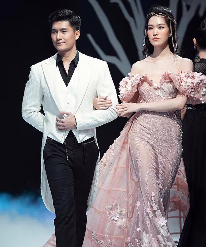 "Bạn trai tin đồn" của Lệ Quyên trình diễn cùng Hoa hậu Thùy Dung "Bạn trai tin đồn" của Lệ Quyên trình diễn cùng Hoa hậu Thùy Dung