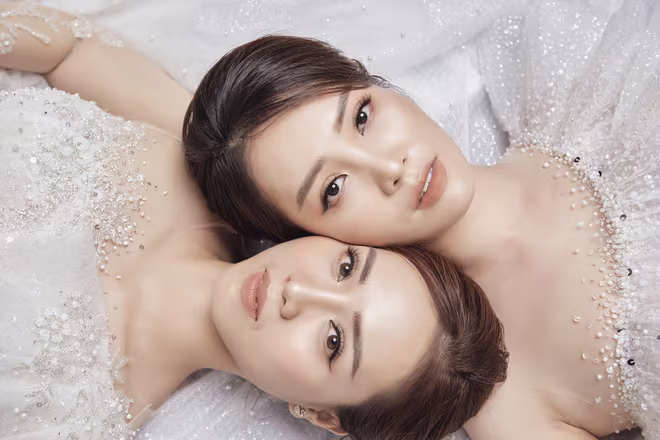 Trong bộ ảnh cưới đặc biệt lần này, Thụy Vân mời Ngọc Hà - người em họ của mình, đồng thời cũng là vợ sắp cưới của NSND Công Lý cùng hóa thân thành cô dâu, mặc những bộ váy cưới do mình lên ý tưởng và sản xuất. Trong bộ ảnh cưới đặc biệt lần này, Thụy Vân mời Ngọc Hà - người em họ của mình, đồng thời cũng là vợ sắp cưới của NSND Công Lý cùng hóa thân thành cô dâu, mặc những bộ váy cưới do mình lên ý tưởng và sản xuất.