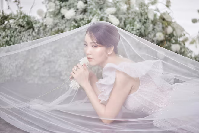 Tính tới nay Thụy Vân đã kết hôn được 10 năm song cô rất hiếm khi để lộ hình ảnh của ông xã trước công chúng. Trong những bức ảnh chụp chung cả gia đình, gương mặt ông xã luôn được cô khéo léo che đi. Chính vì kín tiếng nên trong suốt 10 năm sống với nhau, vợ chồng Á hậu Thụy Vân từng nhiều lần phải đối mặt với tin đồn ly hôn, đến mức mẹ chồng Á hậu phải dẫn mọi người lên nhà riêng của vợ chồng cô ở trên phố Bà Triệu để chỉ chứng minh cả 2 đang sống hạnh phúc với nhau. Tính tới nay Thụy Vân đã kết hôn được 10 năm song cô rất hiếm khi để lộ hình ảnh của ông xã trước công chúng. Trong những bức ảnh chụp chung cả gia đình, gương mặt ông xã luôn được cô khéo léo che đi. Chính vì kín tiếng nên trong suốt 10 năm sống với nhau, vợ chồng Á hậu Thụy Vân từng nhiều lần phải đối mặt với tin đồn ly hôn, đến mức mẹ chồng Á hậu phải dẫn mọi người lên nhà riêng của vợ chồng cô ở trên phố Bà Triệu để chỉ chứng minh cả 2 đang sống hạnh phúc với nhau.